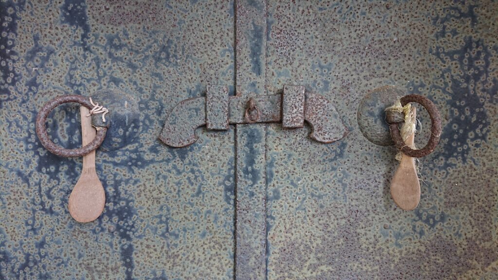 社殿の扉に結わえられた杓文字