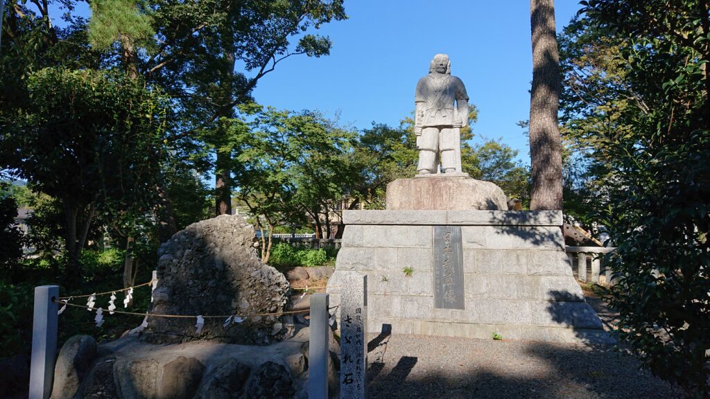 日本武尊像とさざれ石