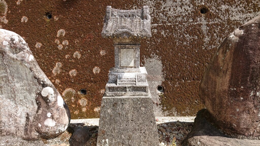 三峯神社の祠