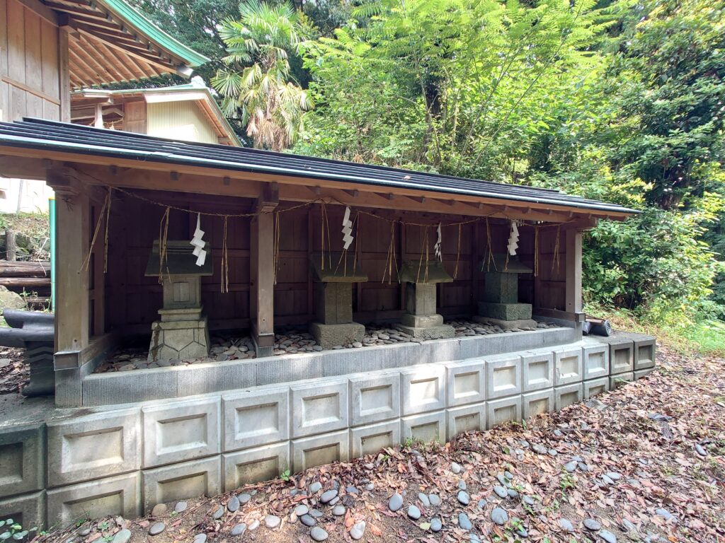 境内社　左端は子安神社か