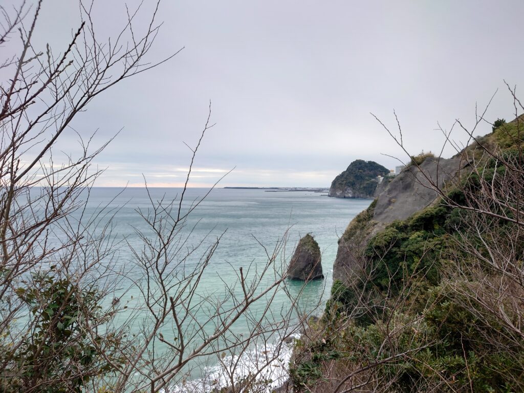 たけのこ岩　奥に見えるのは虚空蔵山